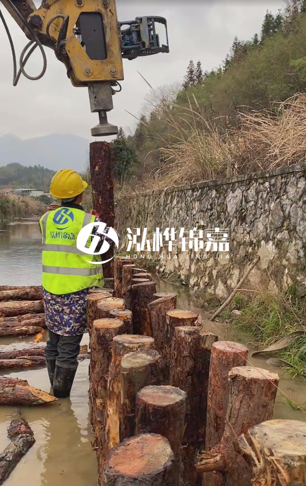 昆明市挖機(jī)打木樁專(zhuān)業(yè)施工-打松木樁3米的價(jià)格是多少?
