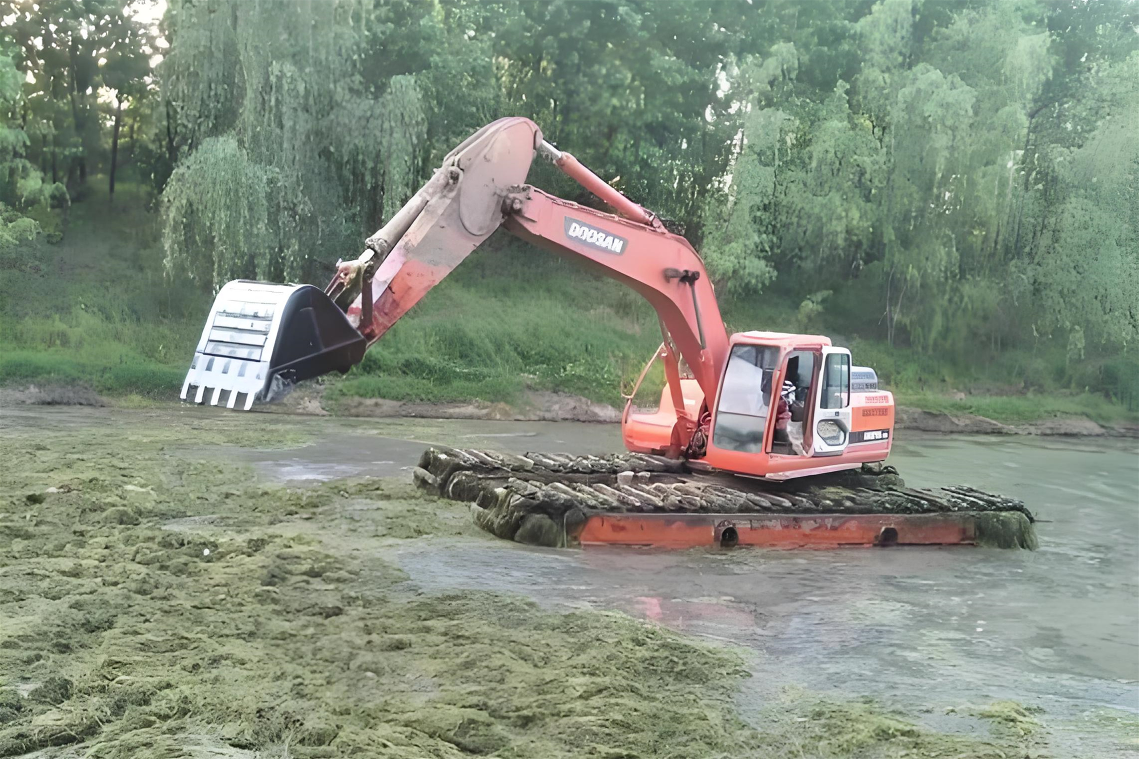 廣西南寧挖機(jī)清淤施工隊(duì)-沼澤清淤怎樣防止挖掘機(jī)下陷?