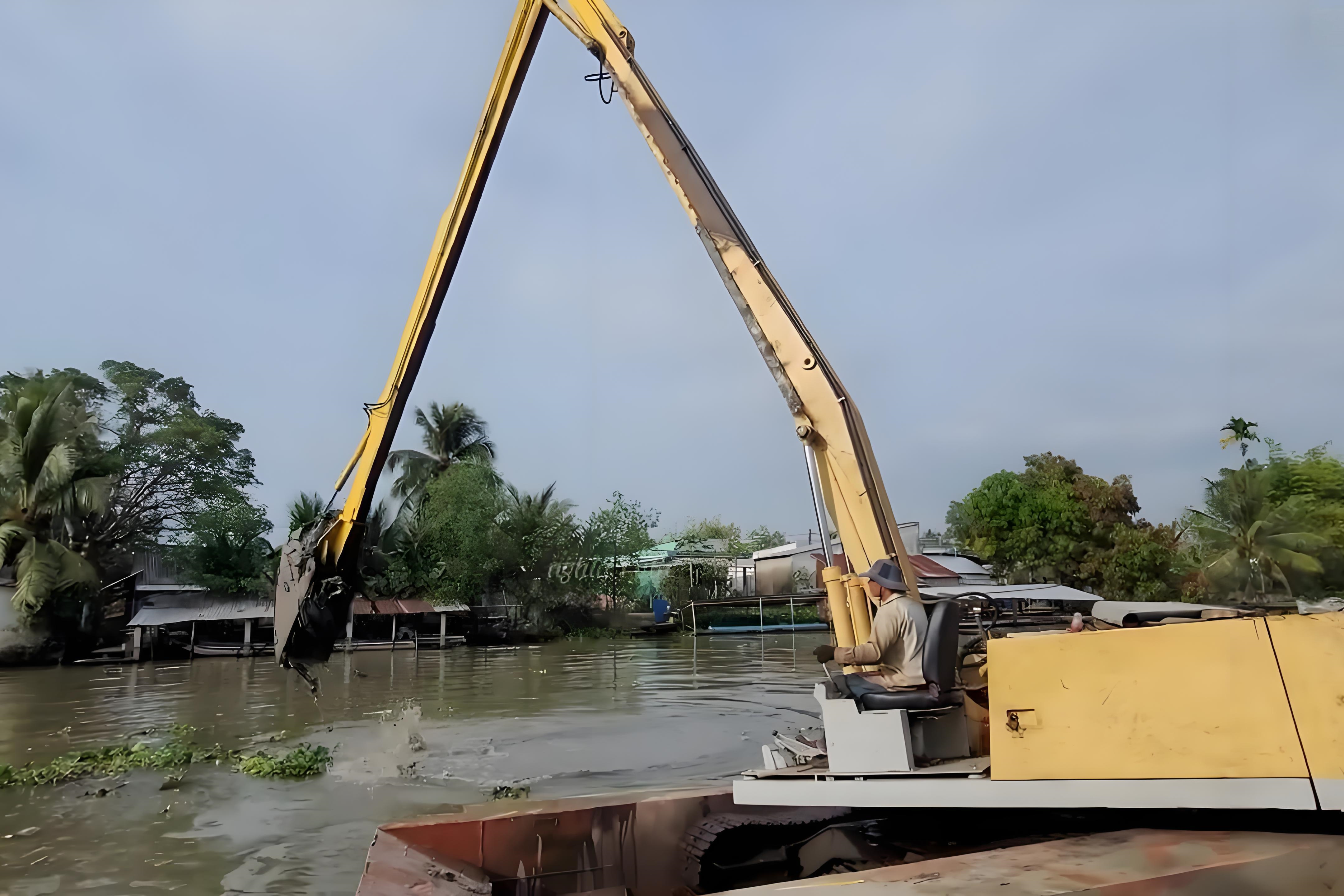 甘肅玉門水上挖機(jī)清淤施工隊(duì) - 小型水上挖機(jī)清淤適合小河道嗎?