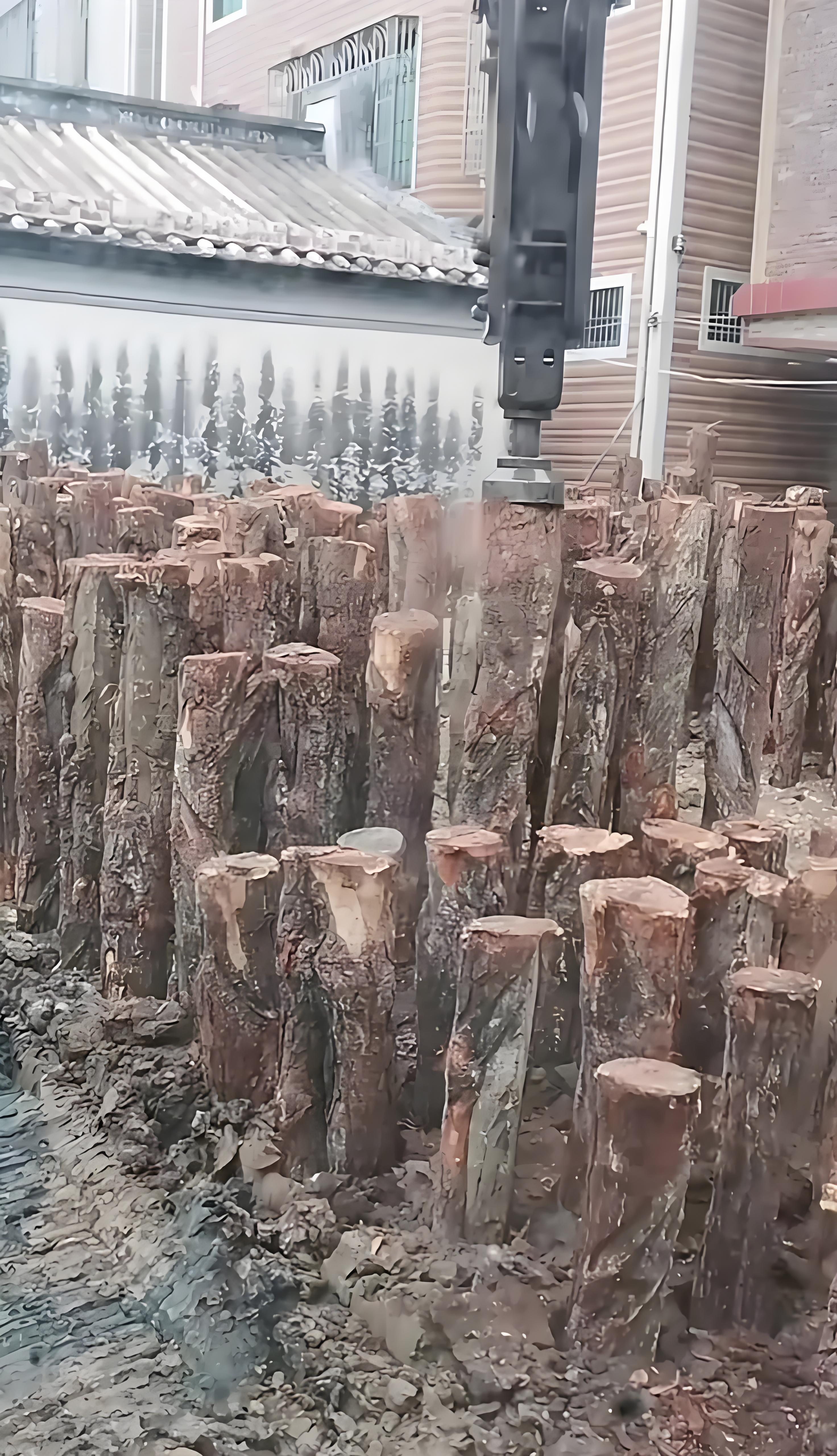 松木樁廠家泓樺錦嘉 - 河道駁岸樁和混凝土駁岸哪個(gè)更劃算？